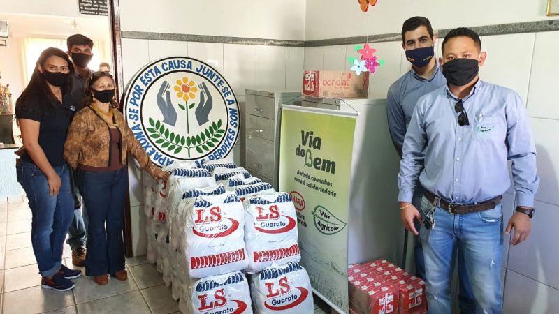 Empresa Via Agrícola e IHARA juntamente com Produtores Rurais fazem doações de cestas básicas, leites e produtos de higiene para as entidades e famílias do Município de Perdizes.